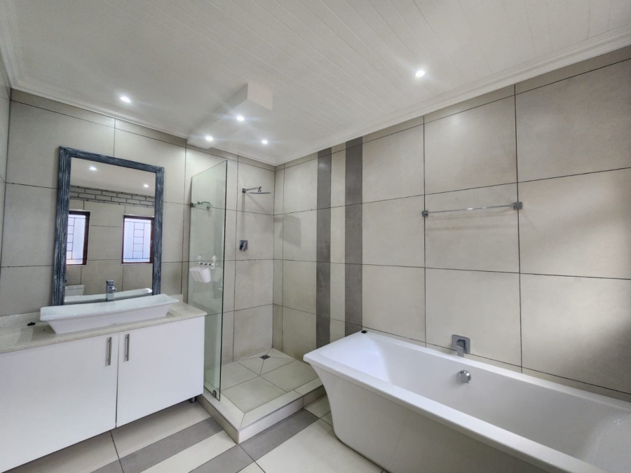 5 Bedroom Property for Sale in Loerie Park Western Cape